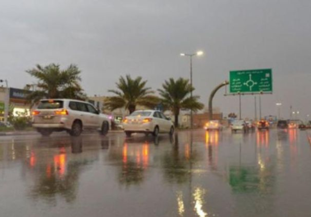 أمطار خفيفة ورياح سطحية