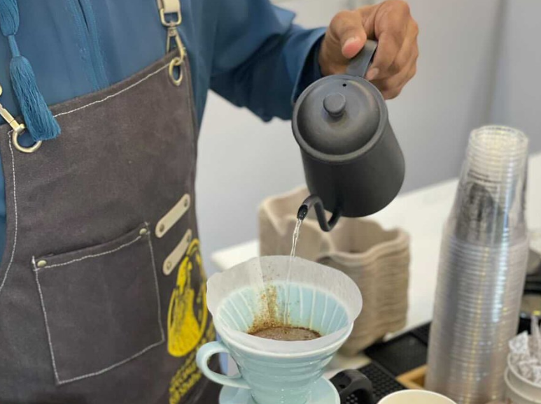 صانع القهوة والأجر الخاص بعمله كصانع قهوة في المقاهي